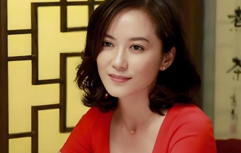 开云体育平台在哪里注册-演员俞飞鸿：坚决不结婚，55岁仍单身，却有一个男人陪伴她20年